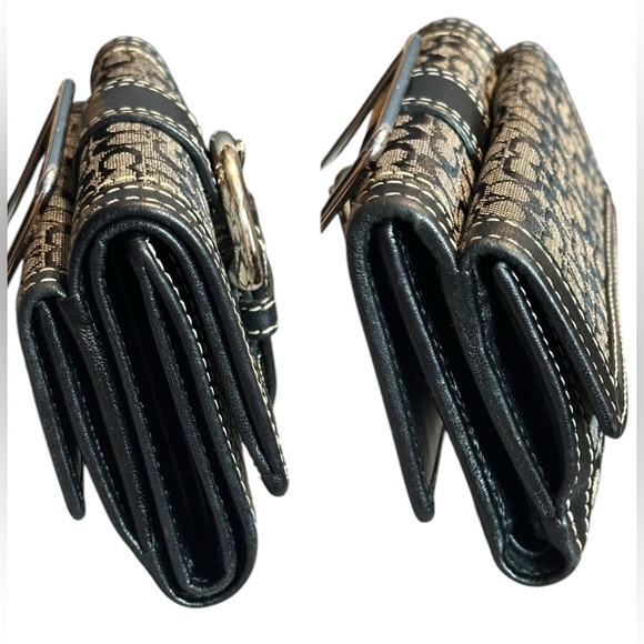 Coach Signature Wallet - Picture 8 of 9